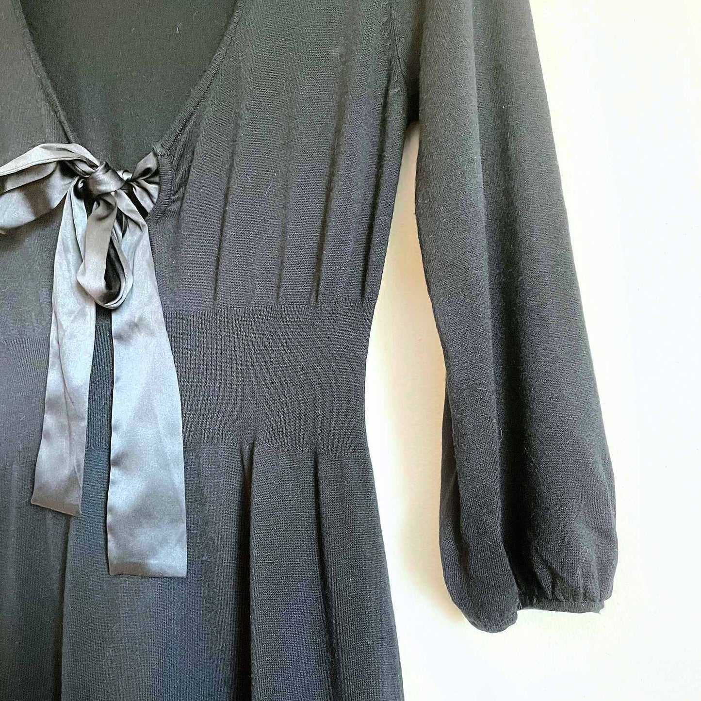 BCBG deep V knit dress with satin tie front bow - size Large