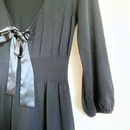 BCBG deep V knit dress with satin tie front bow - size Large