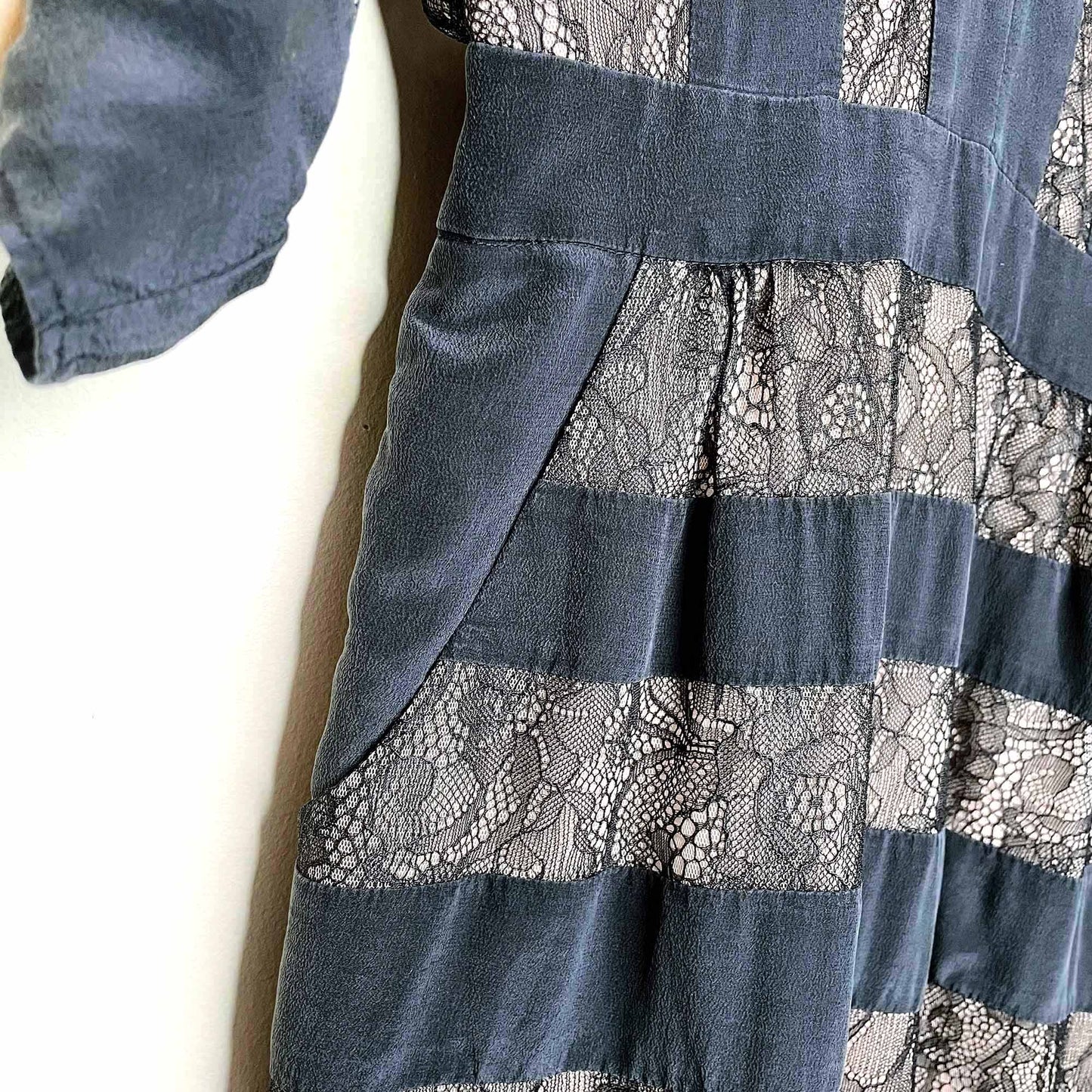 bcbg harbor black nude silk lace combination kimono dress - size xs