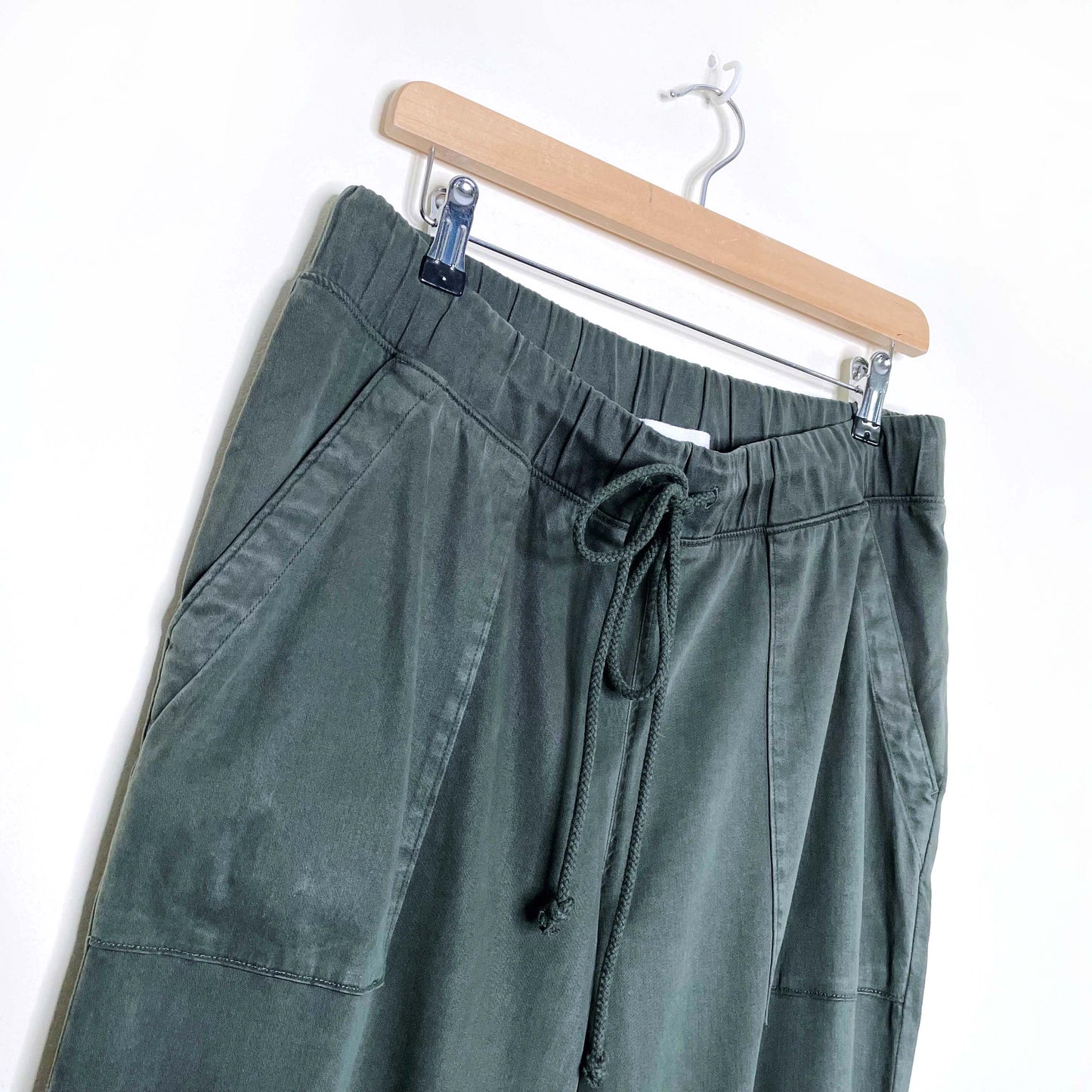 bella dahl army green pocket joggers - size large