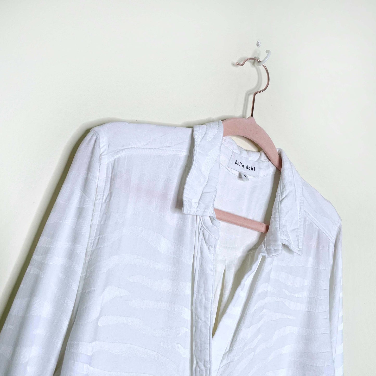 bella dahl white textured button down shirt - size medium