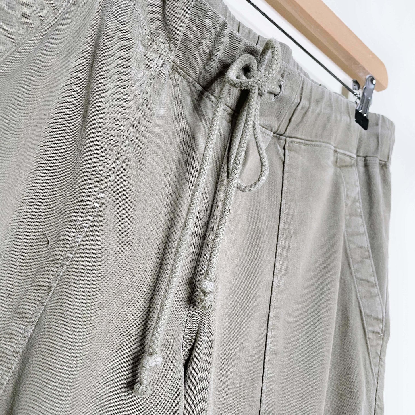 bella dahl army green tencel blend pocket joggers - size small