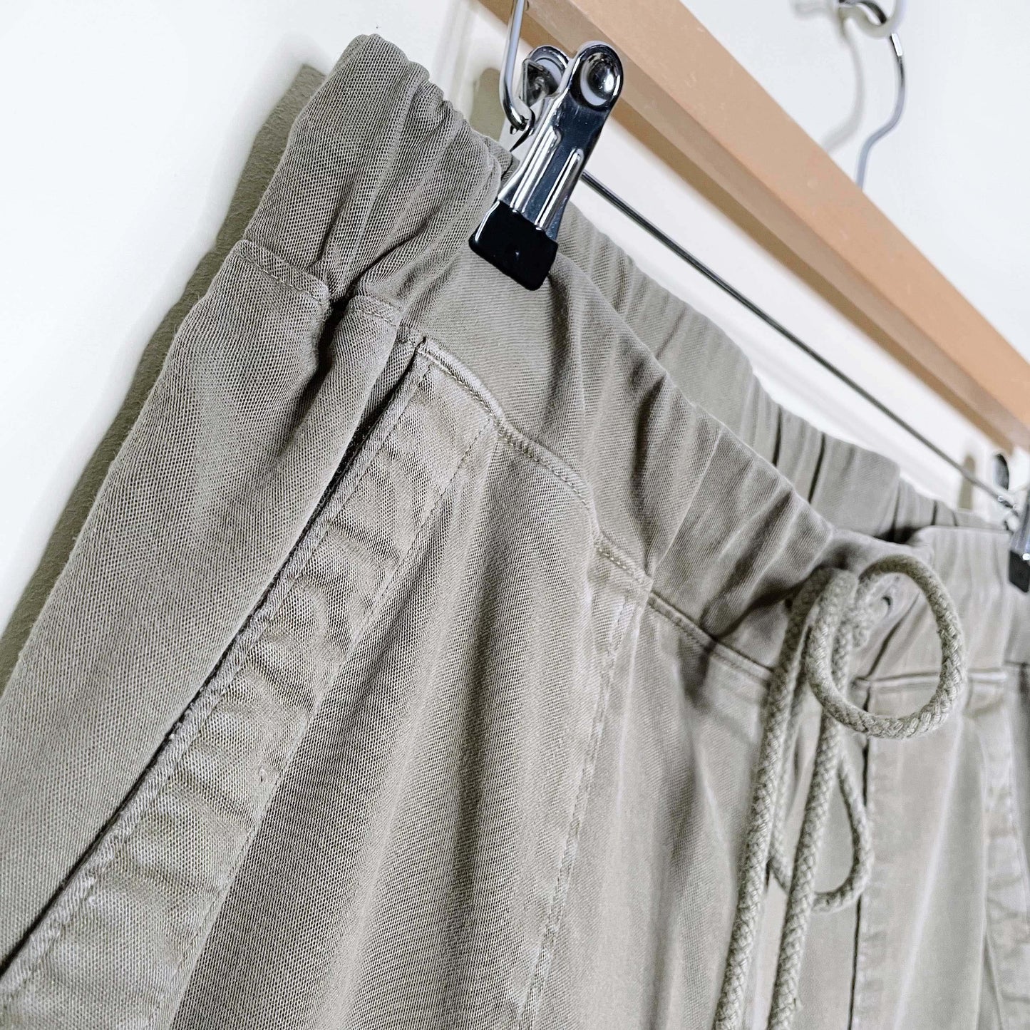 bella dahl army green tencel blend pocket joggers - size small