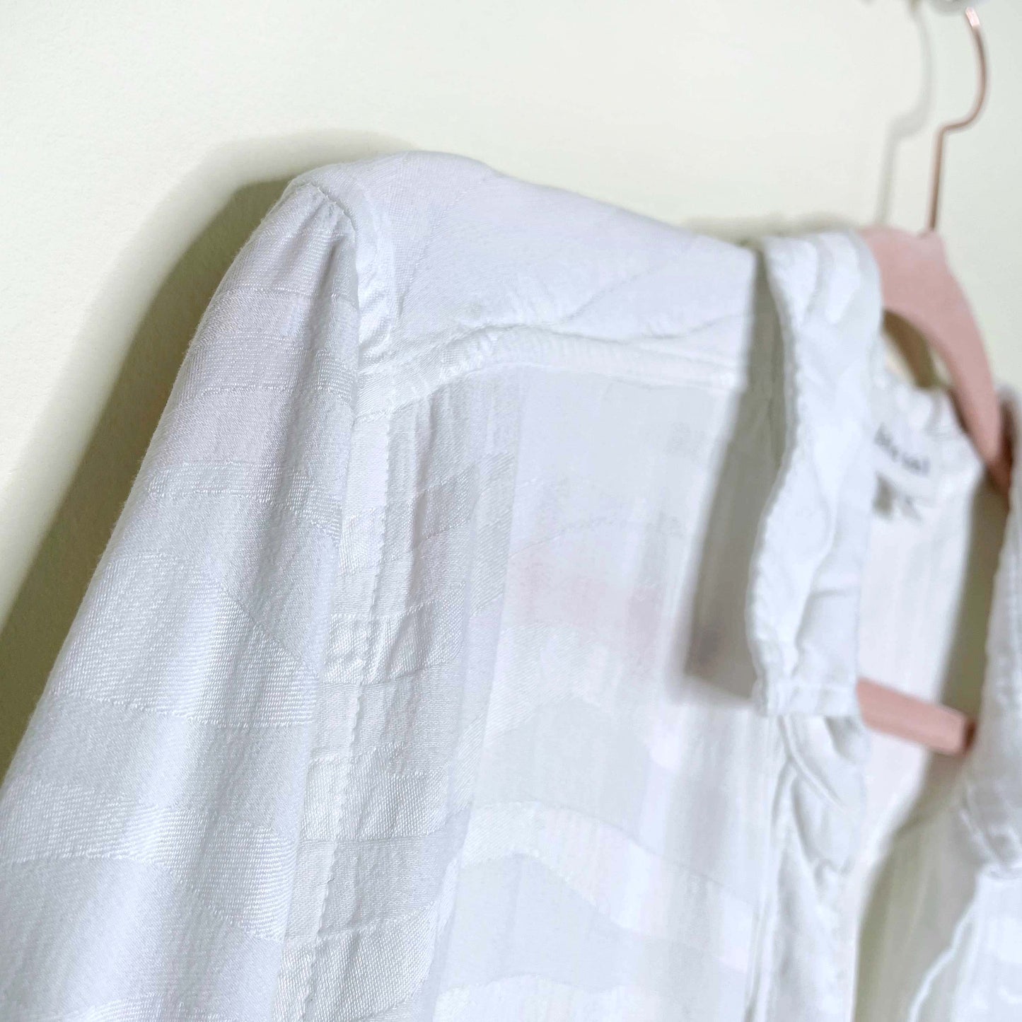 bella dahl white textured button down shirt - size medium