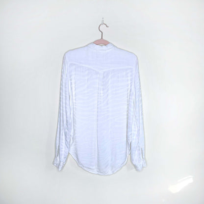 bella dahl white textured button down shirt - size medium