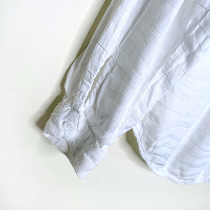 bella dahl white textured button down shirt - size medium