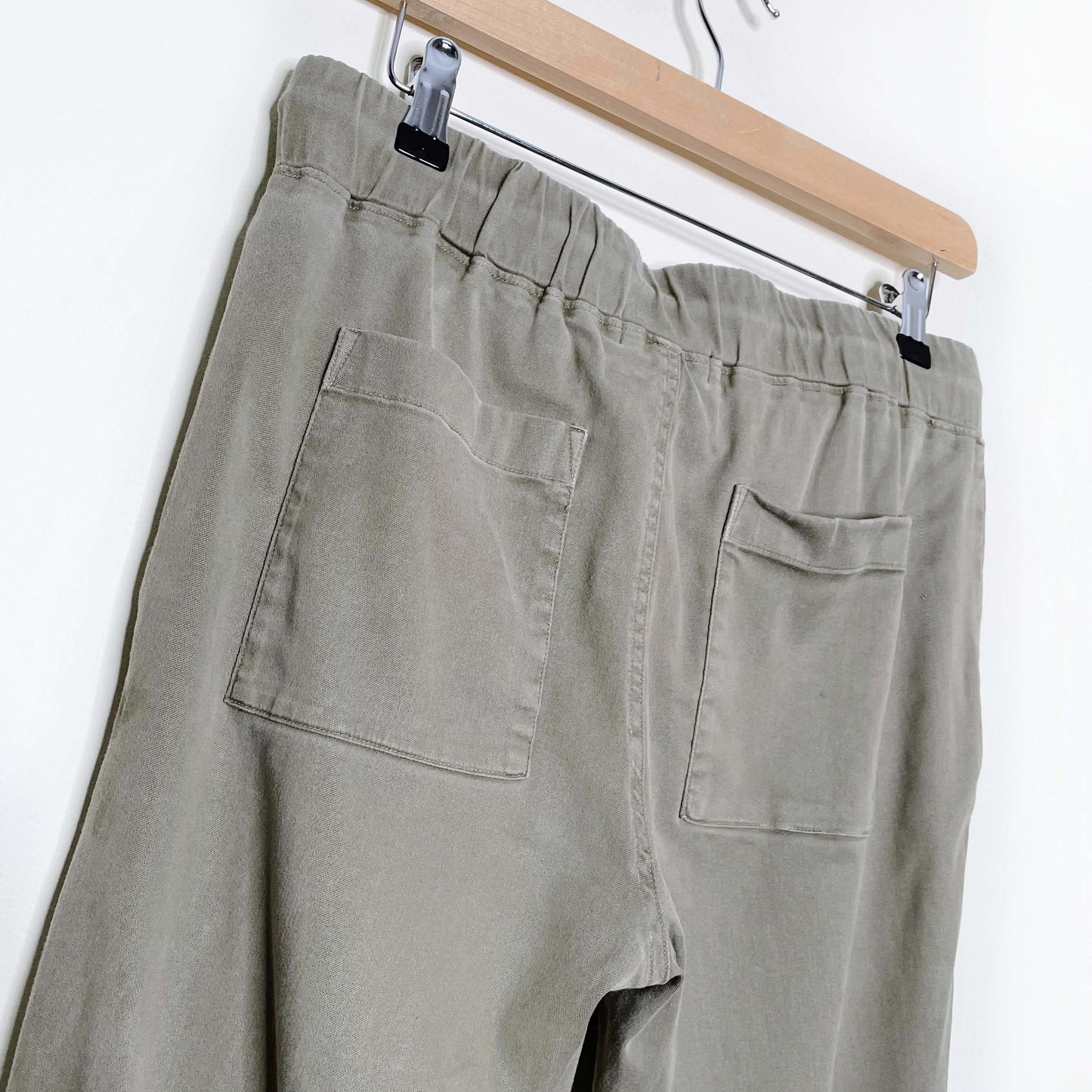 bella dahl army green tencel blend pocket joggers - size small