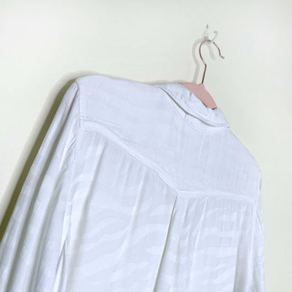bella dahl white textured button down shirt - size medium