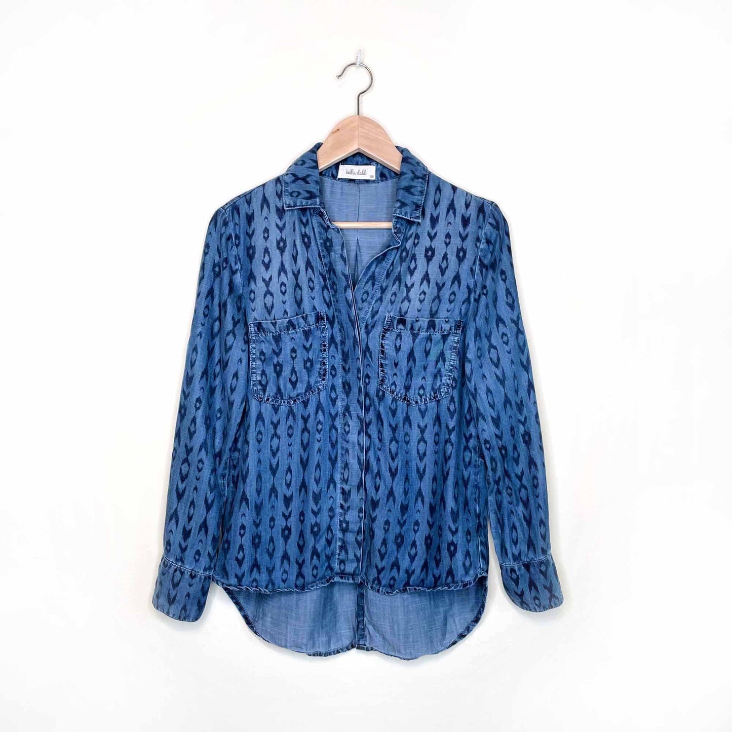 bella dahl ikat print chambray split tail button down - size xs