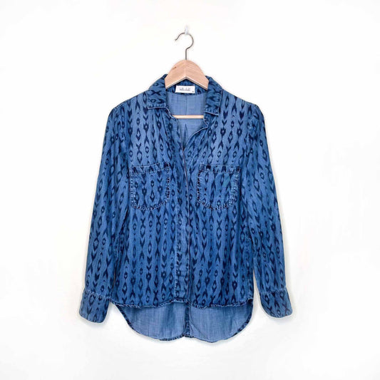 bella dahl ikat print chambray split tail button down - size xs