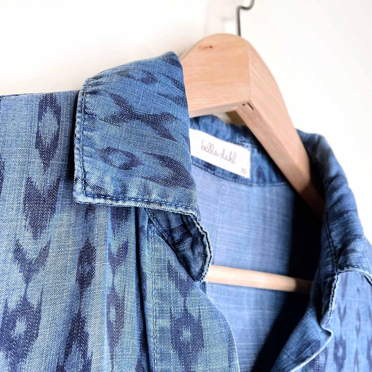 bella dahl ikat print chambray split tail button down - size xs