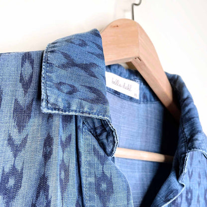 bella dahl ikat print chambray split tail button down - size xs