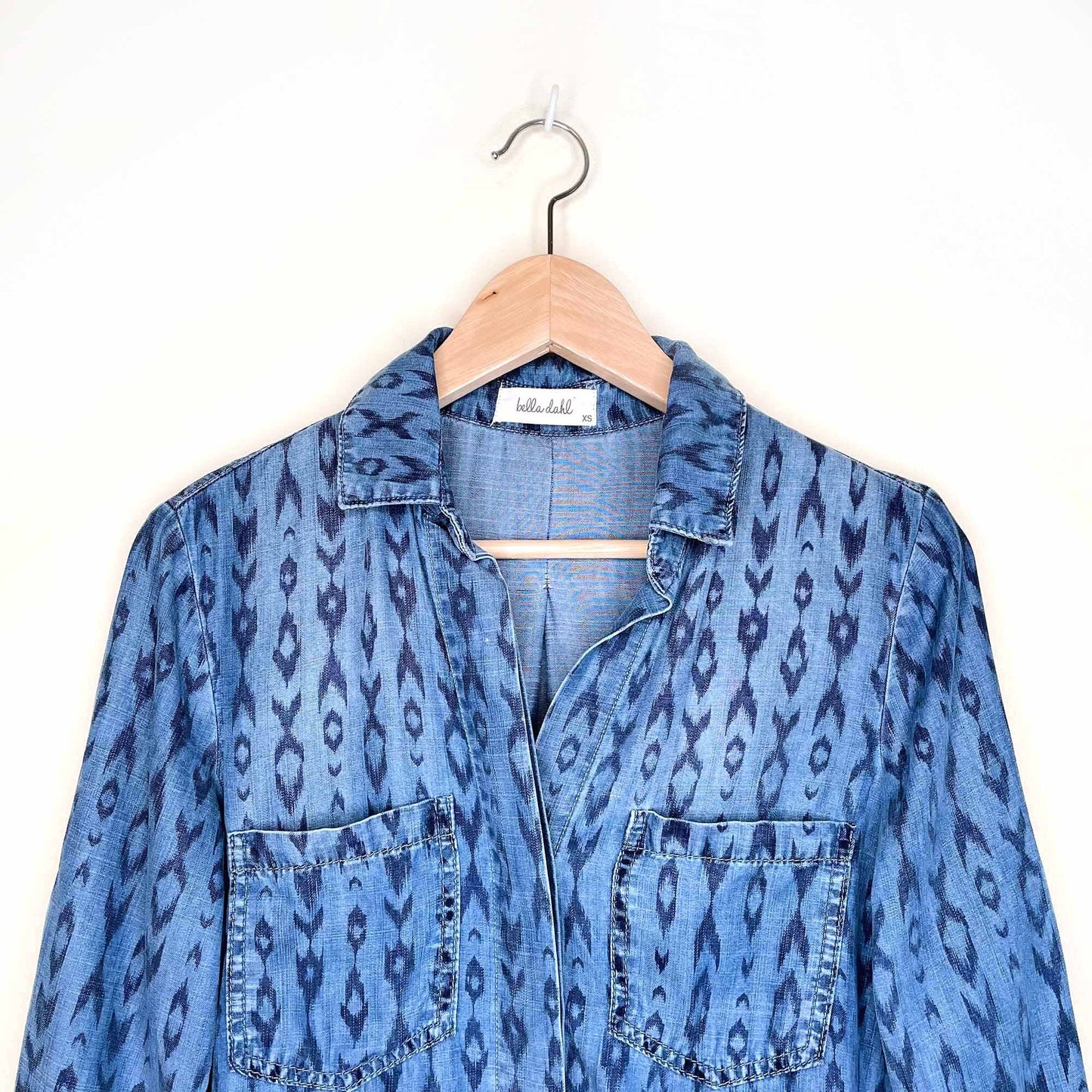 bella dahl ikat print chambray split tail button down - size xs