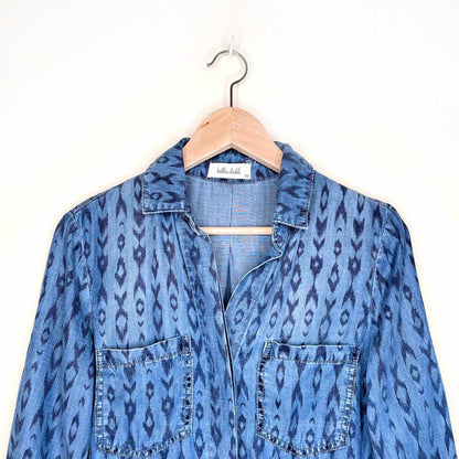 bella dahl ikat print chambray split tail button down - size xs