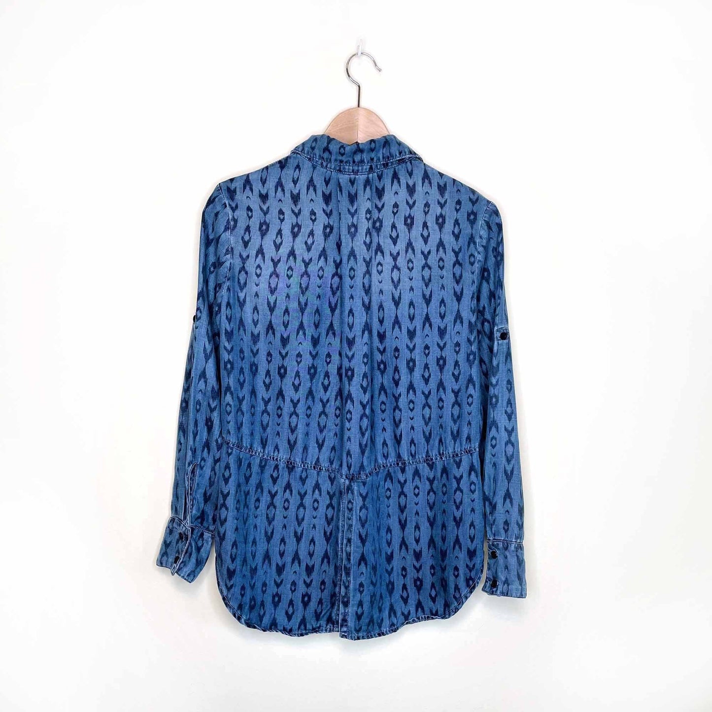 bella dahl ikat print chambray split tail button down - size xs