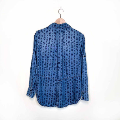 bella dahl ikat print chambray split tail button down - size xs