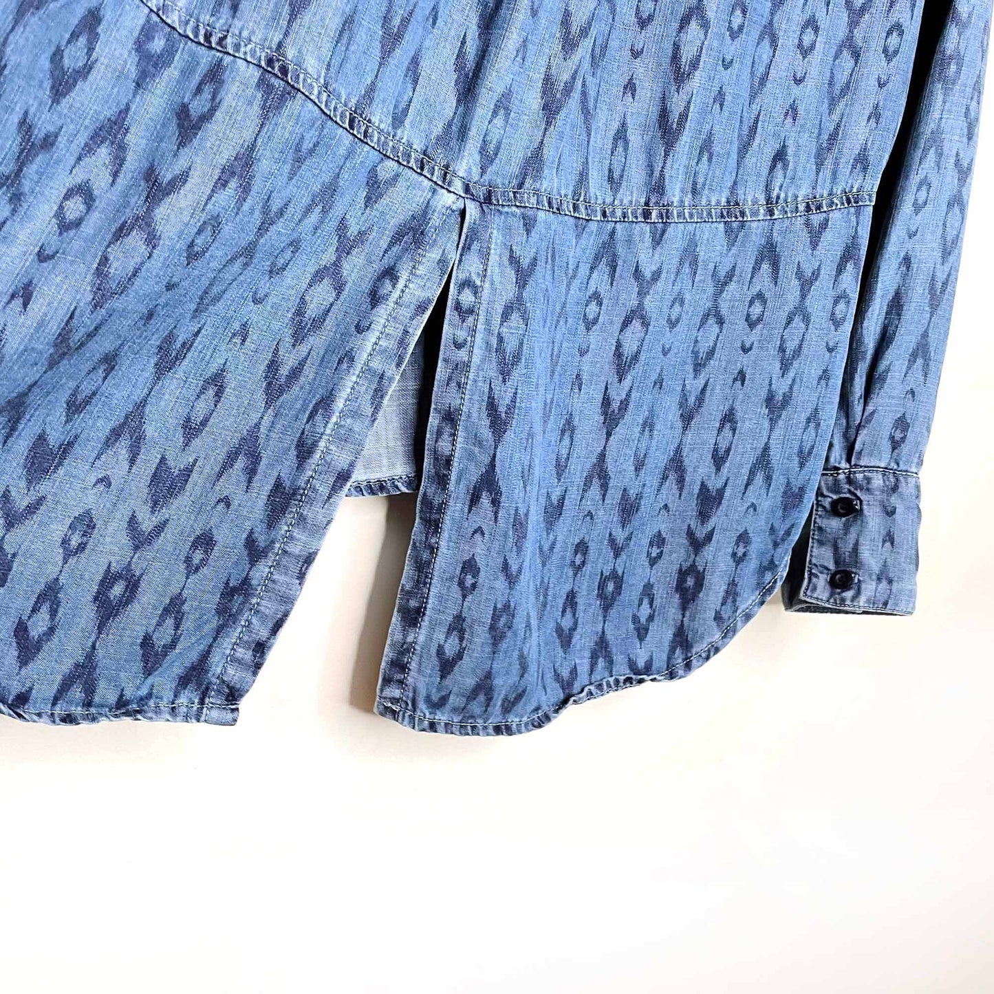 bella dahl ikat print chambray split tail button down - size xs