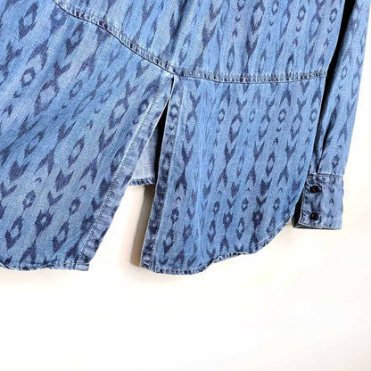 bella dahl ikat print chambray split tail button down - size xs
