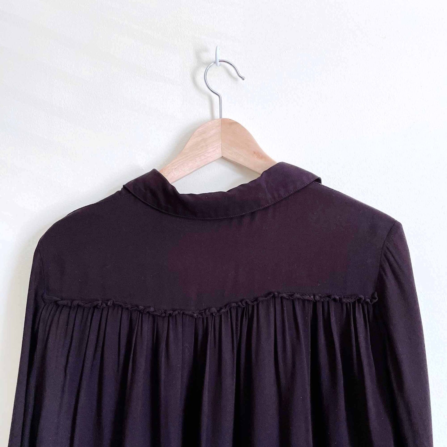 bella dahl ruched back button down with elastic cuffs - size small