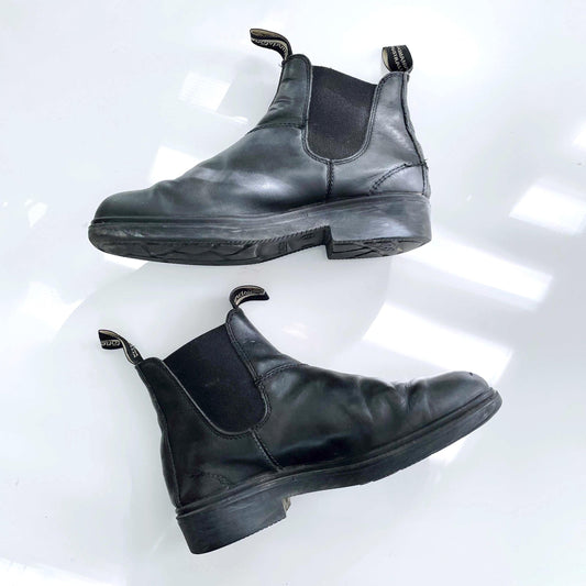 blundstone black leather chelsea boots - size 8.5W