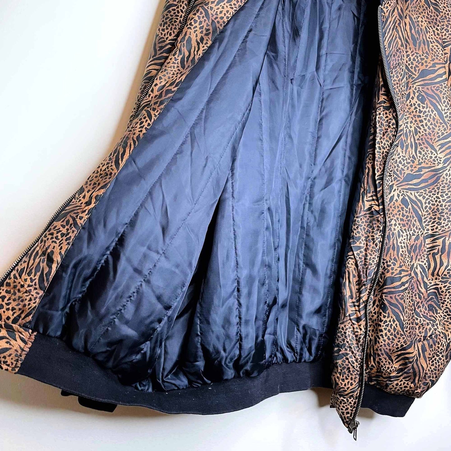 vintage 90's animal printed silk puffer bomber jacket - size large