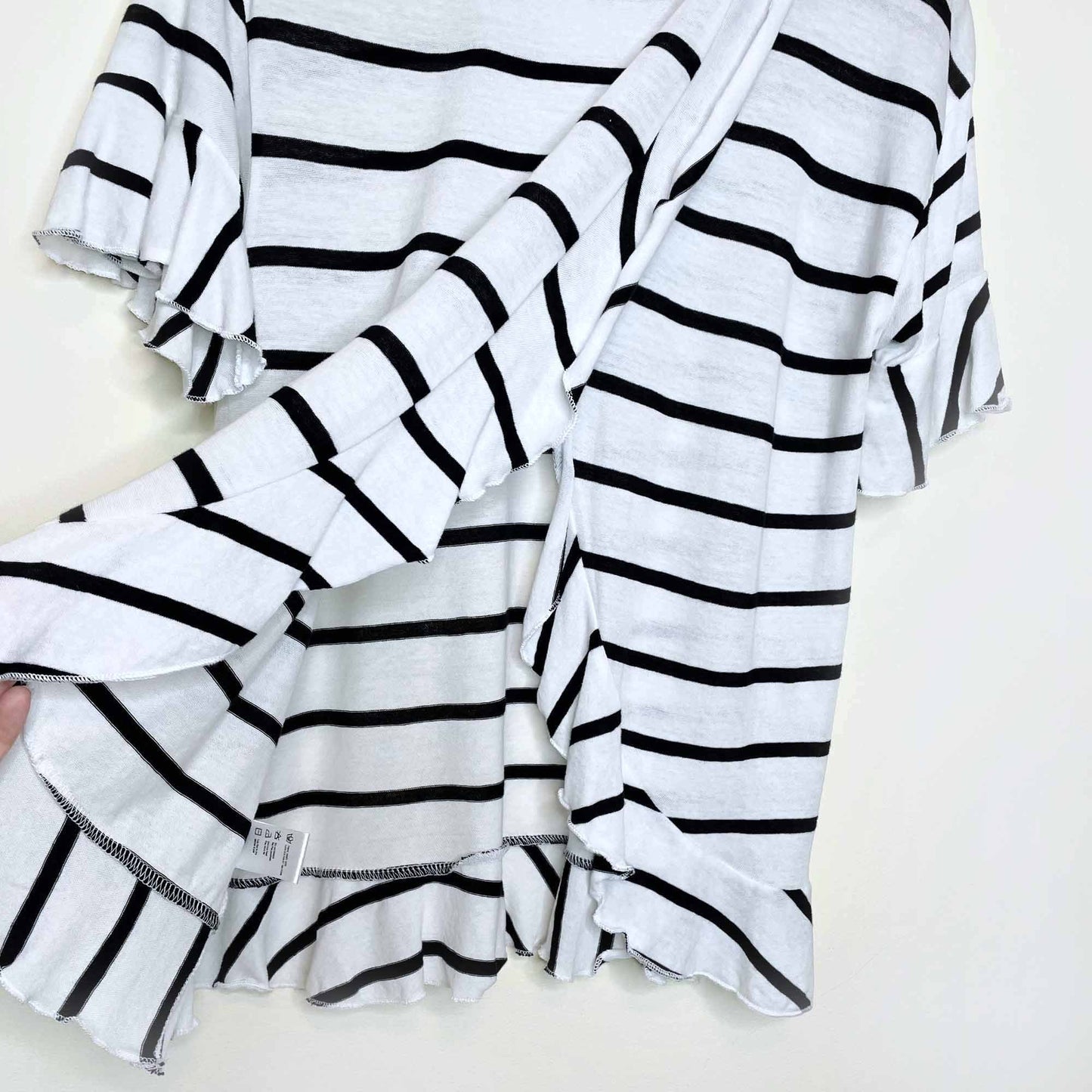 chaser oversized striped ruffle sleeve hem open back tee - size xs