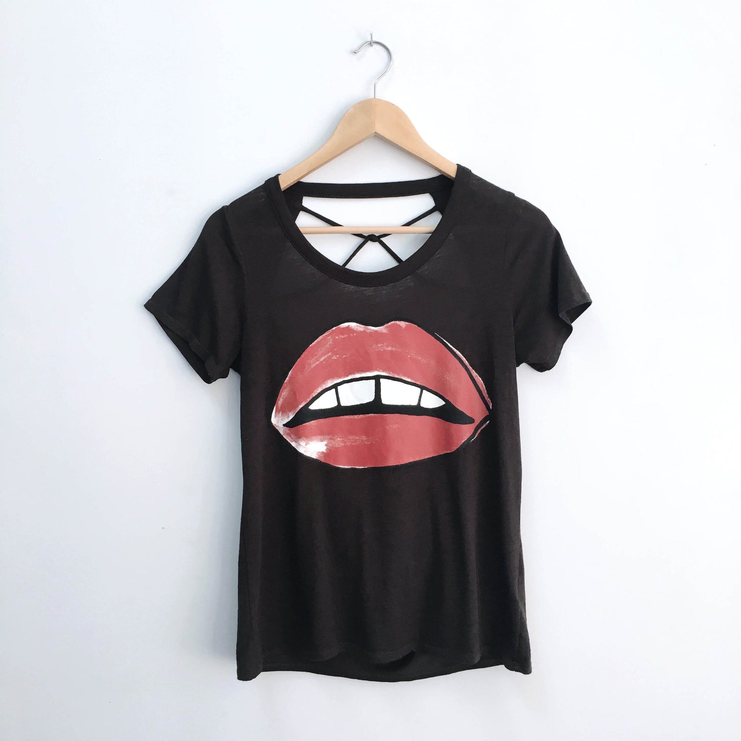 CHASER big lips open back tee - size xs