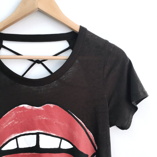 CHASER big lips open back tee - size xs