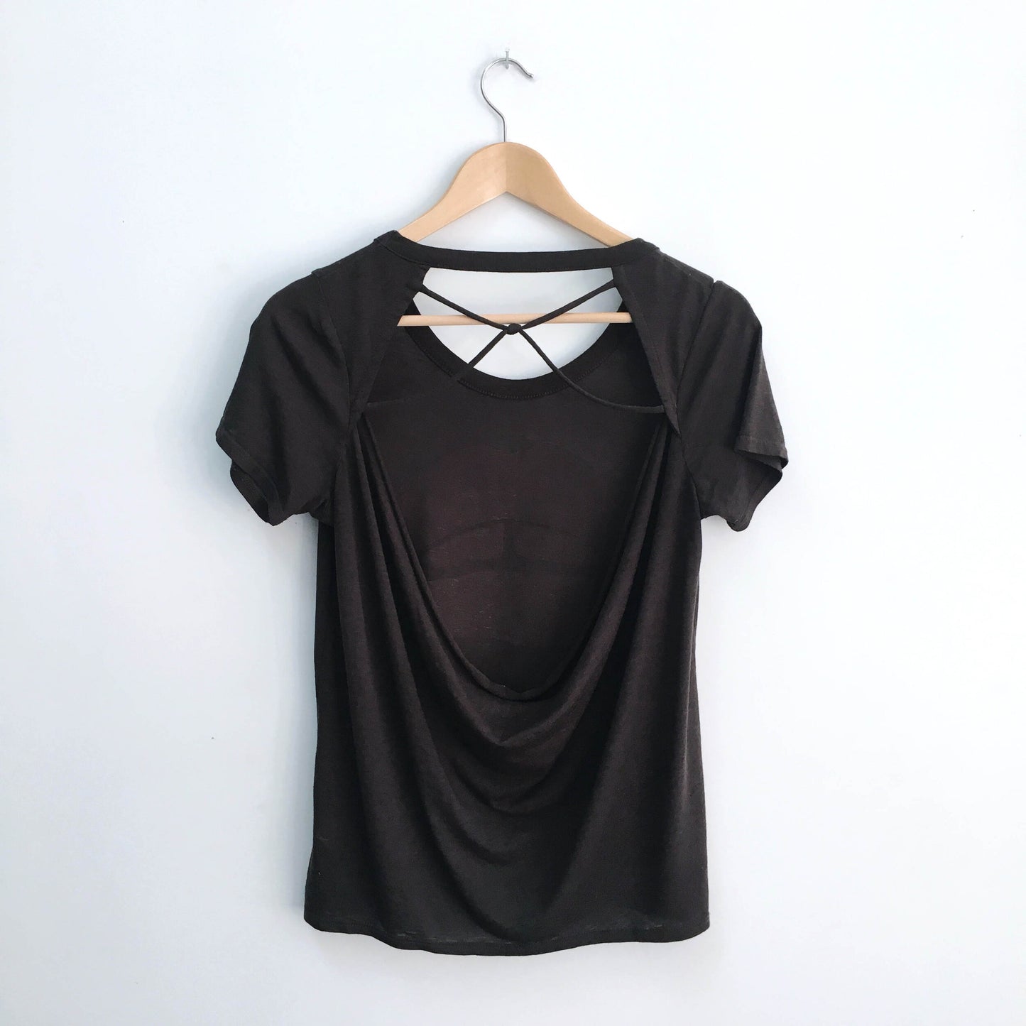 CHASER big lips open back tee - size xs