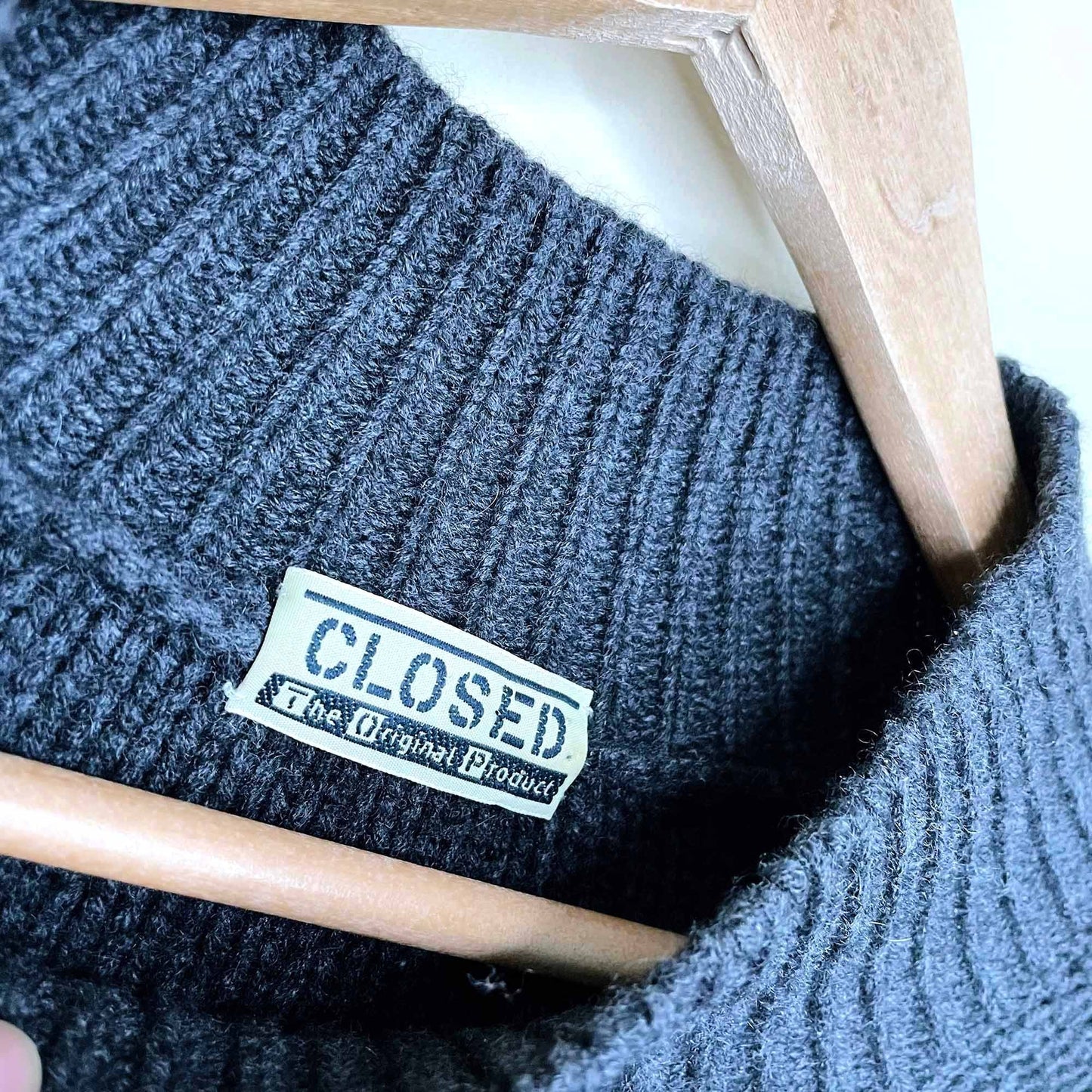 closed the original product 100% cashmere sweater - size small