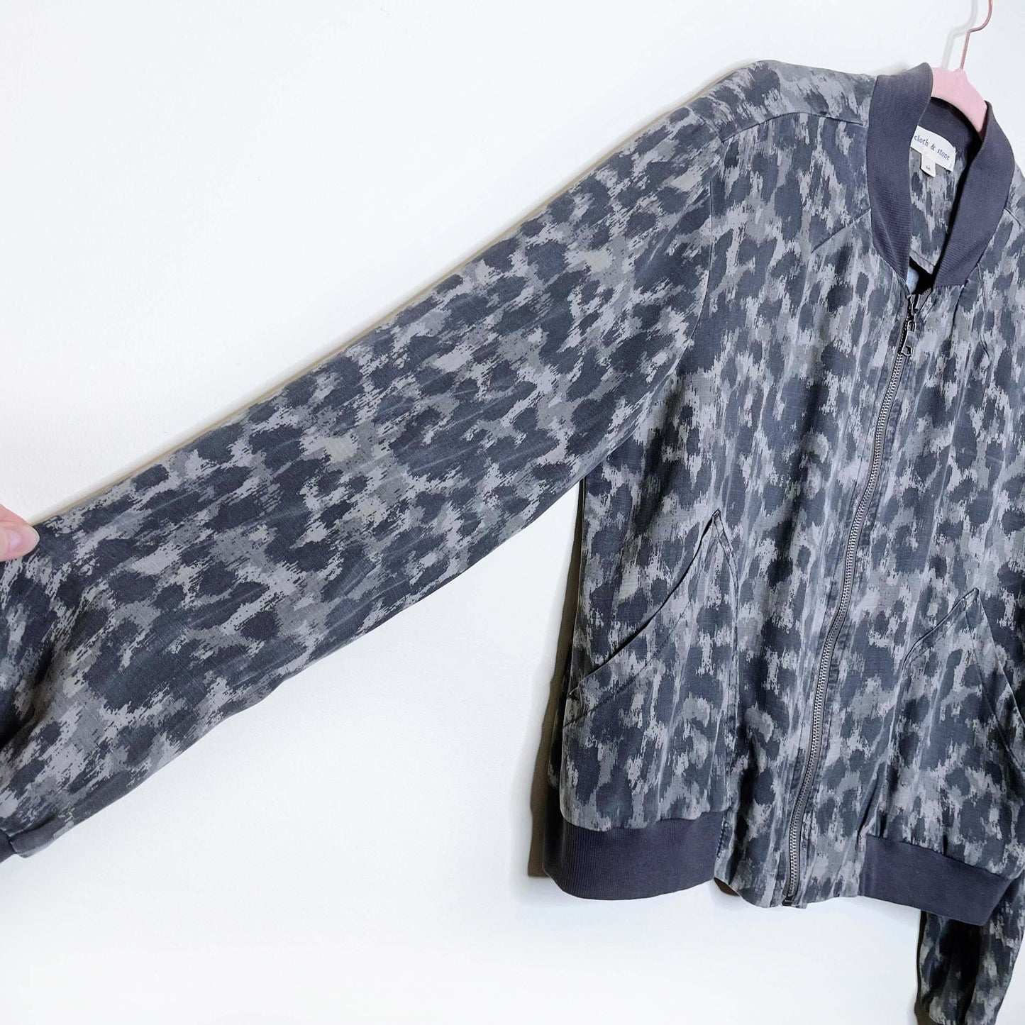 cloth & stone camo tencel bomber jacket - size medium
