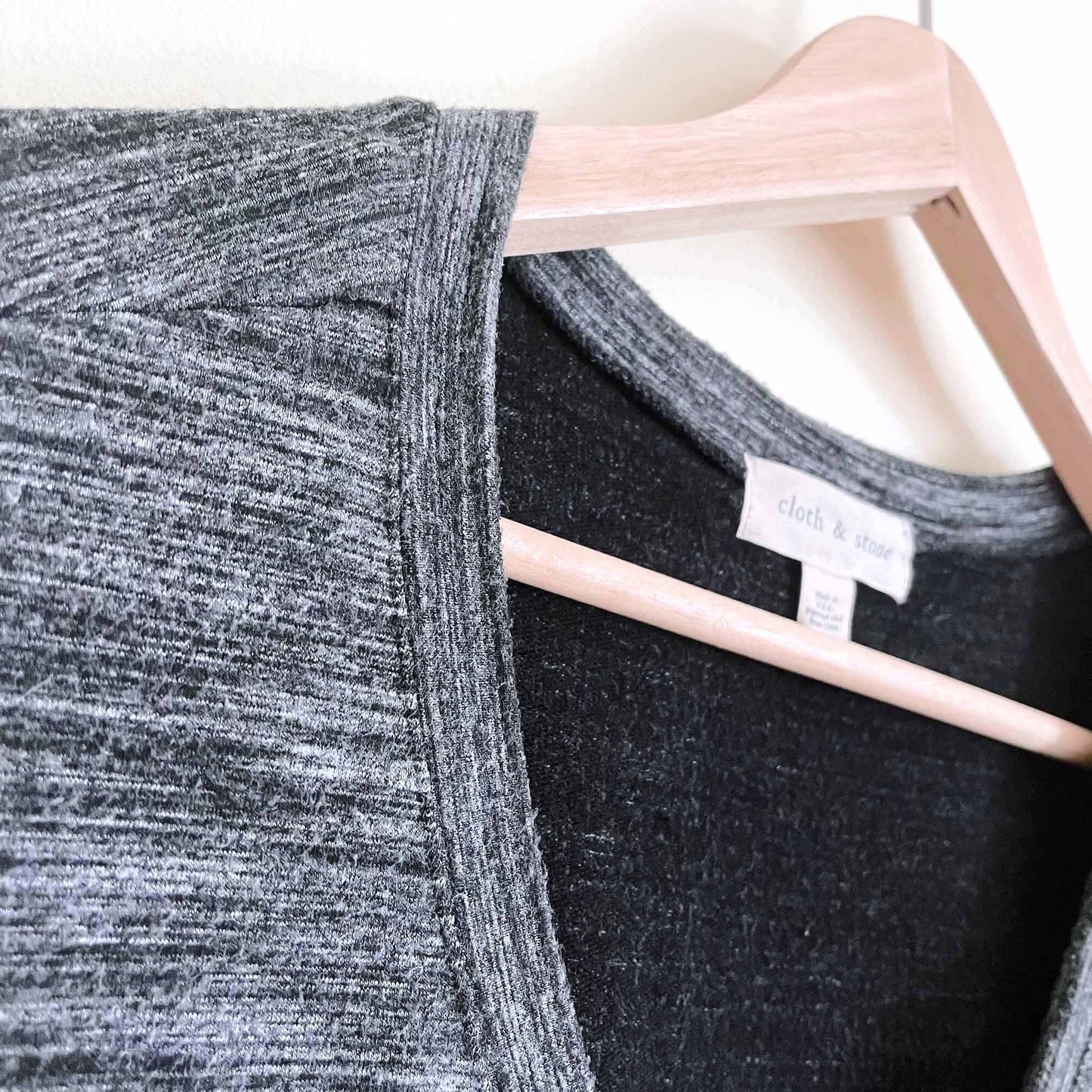 cloth & stone marled dark heather long v-neck tee - size small