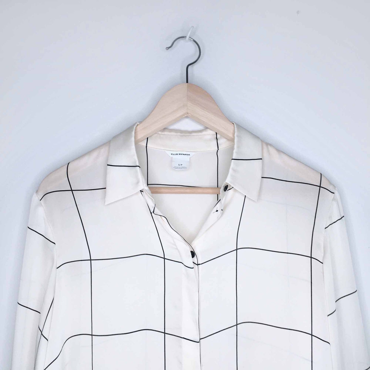 Club Monaco satin silk crosshatch button down shirt - size Small