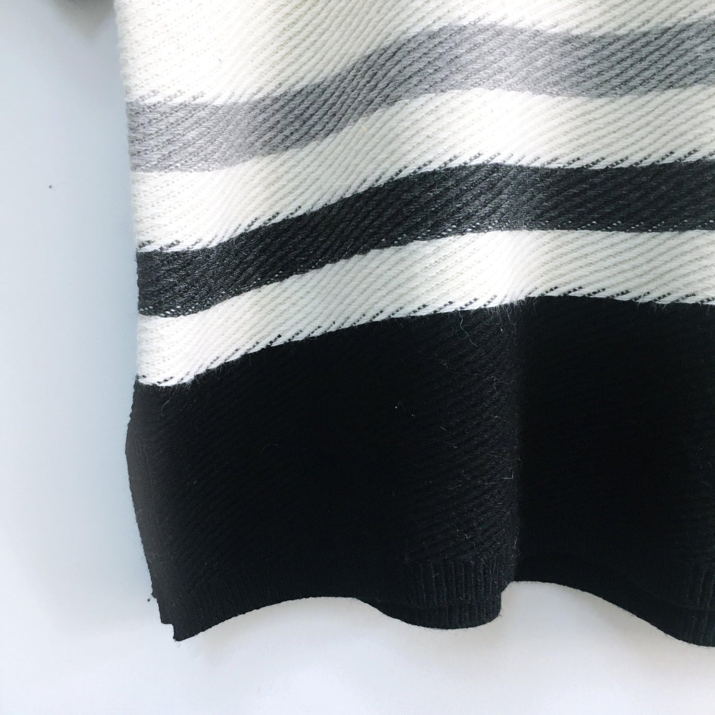 Club Monaco Cashmere blend sweater - size Medium