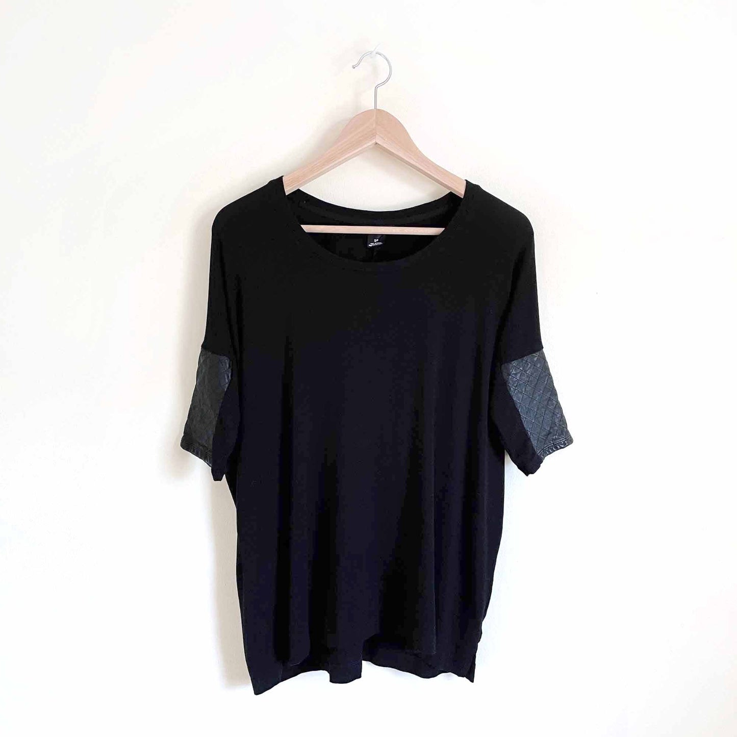 Club Monaco Regan tee with leather sleeve - size Small
