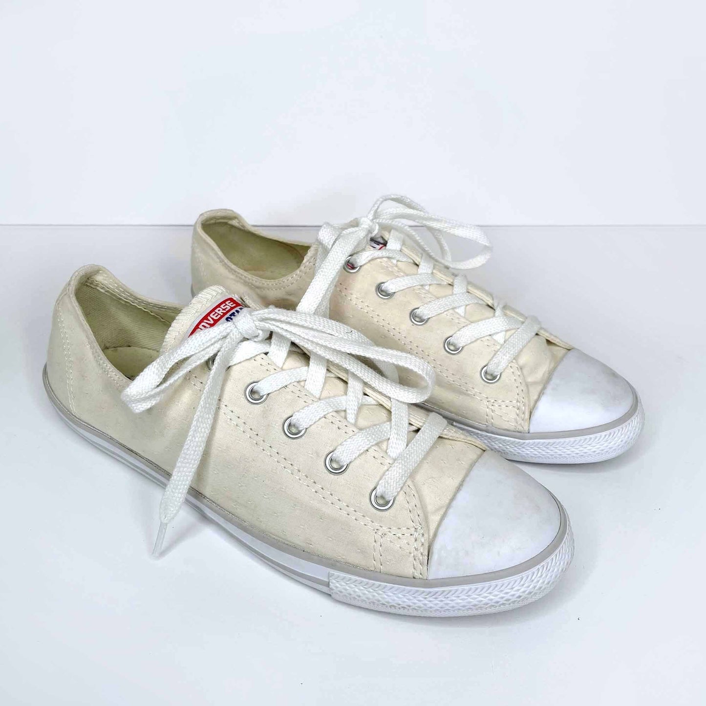 converse cream eyelet low top sneakers - size 9