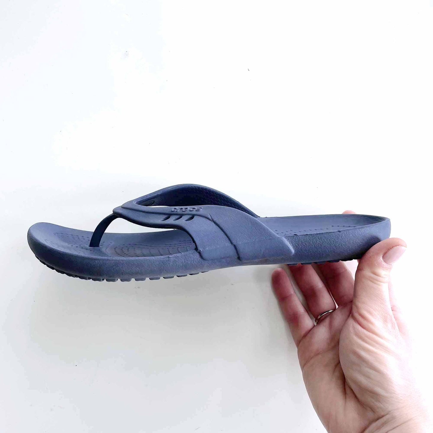 crocs classic flip flop thong sandal - size 8