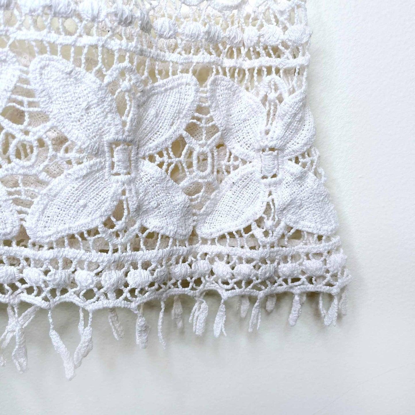 Vintage flower crochet tank top with fringe hem - size xs/s