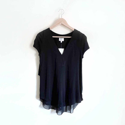 nwt Deletta v-neck back layered lace t-shirt - size Small