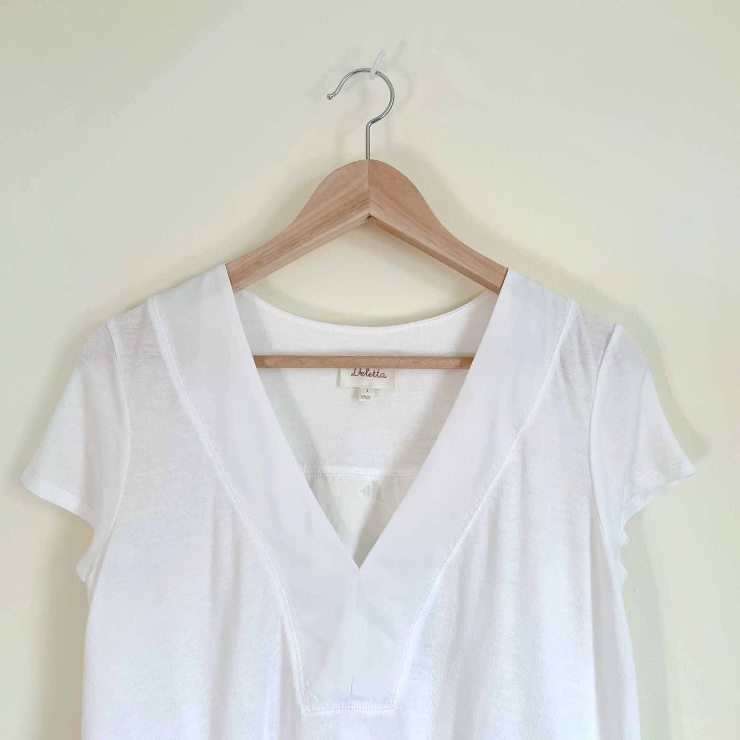 deletta v-neck back layered lace t-shirt - size Small
