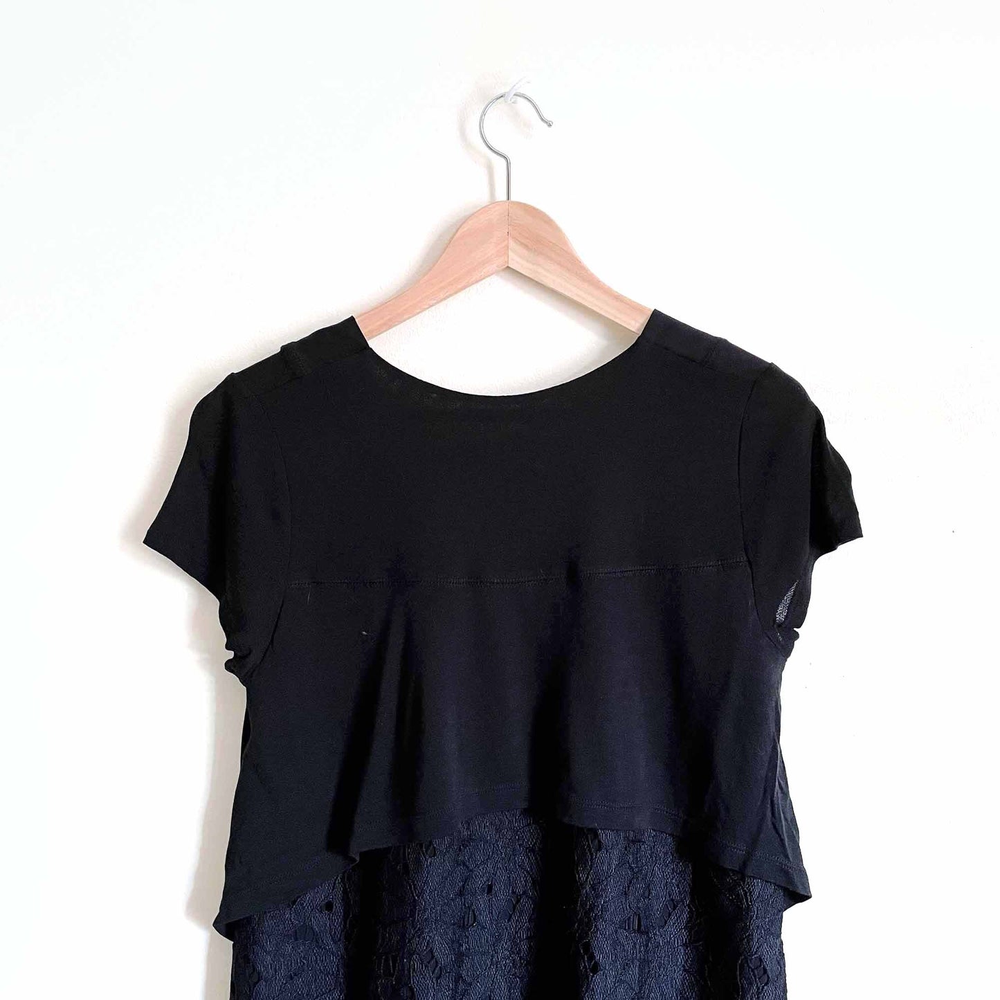nwt Deletta v-neck back layered lace t-shirt - size Small