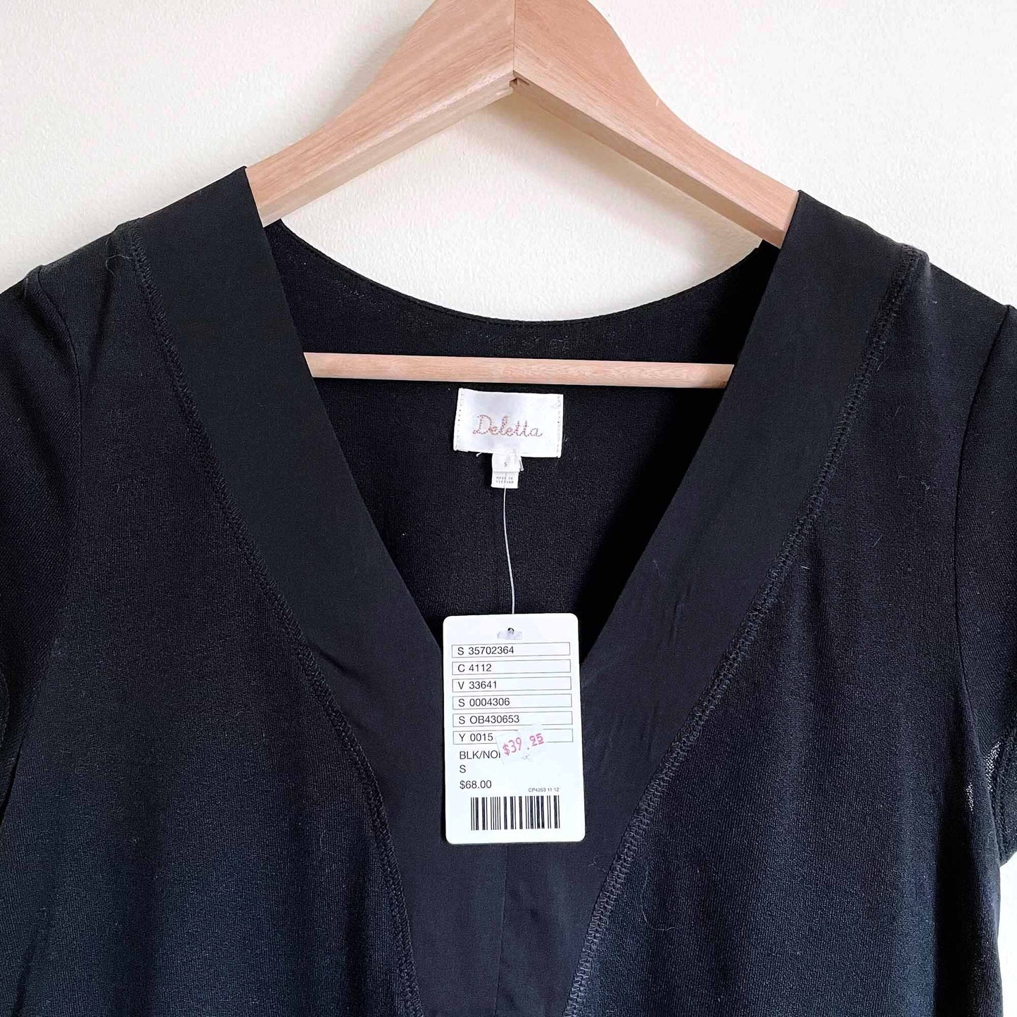 nwt Deletta v-neck back layered lace t-shirt - size Small