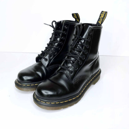doc martens classic lace-up boots - the original - size 6