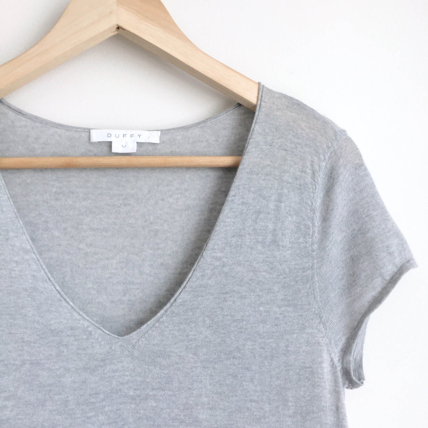 DUFFY light knit wool v-neck tee - size Medium