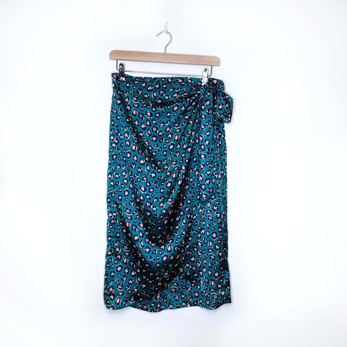 nwt e.ssue green leopard satin wrap midi skirt - size medium