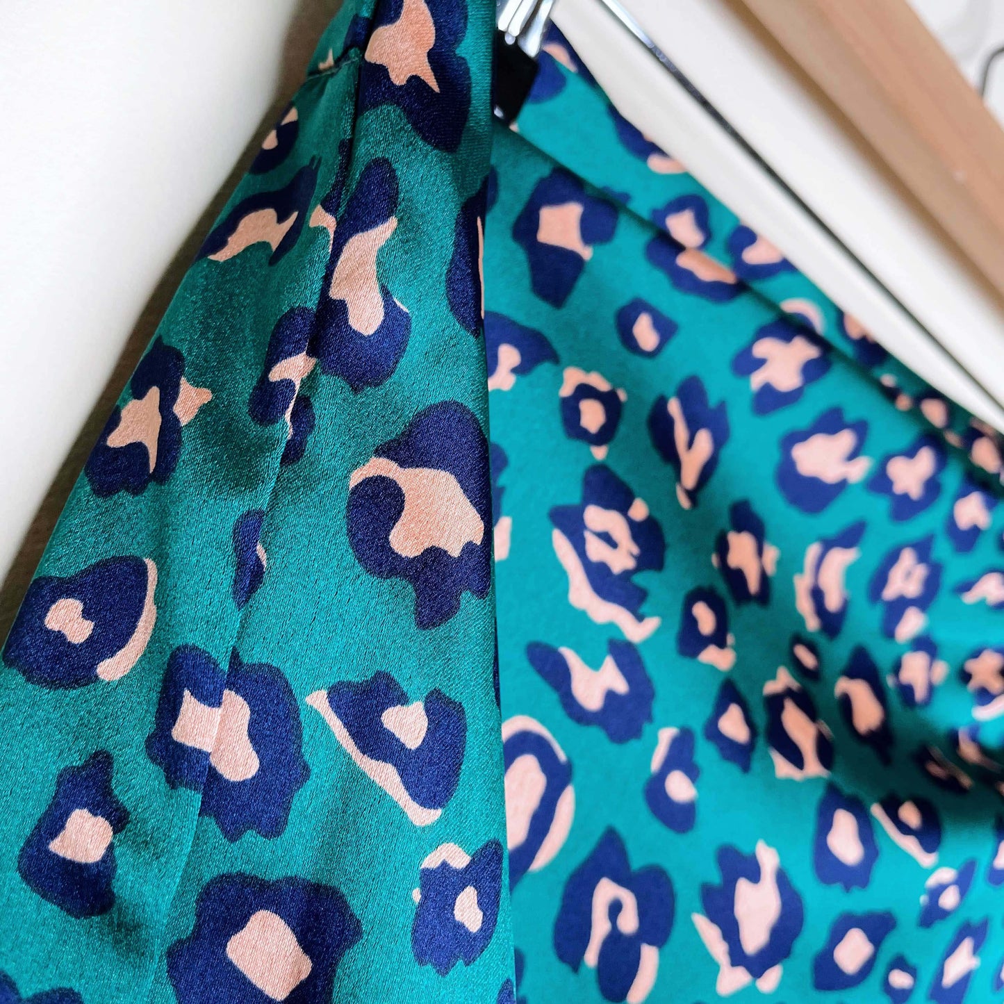 nwt e.ssue green leopard satin wrap midi skirt - size medium