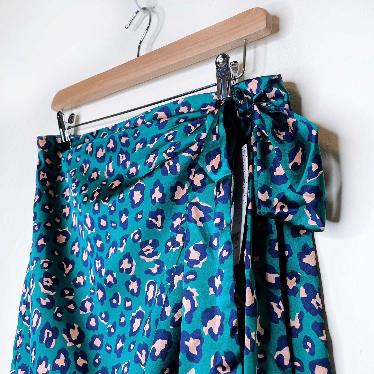 nwt e.ssue green leopard satin wrap midi skirt - size medium