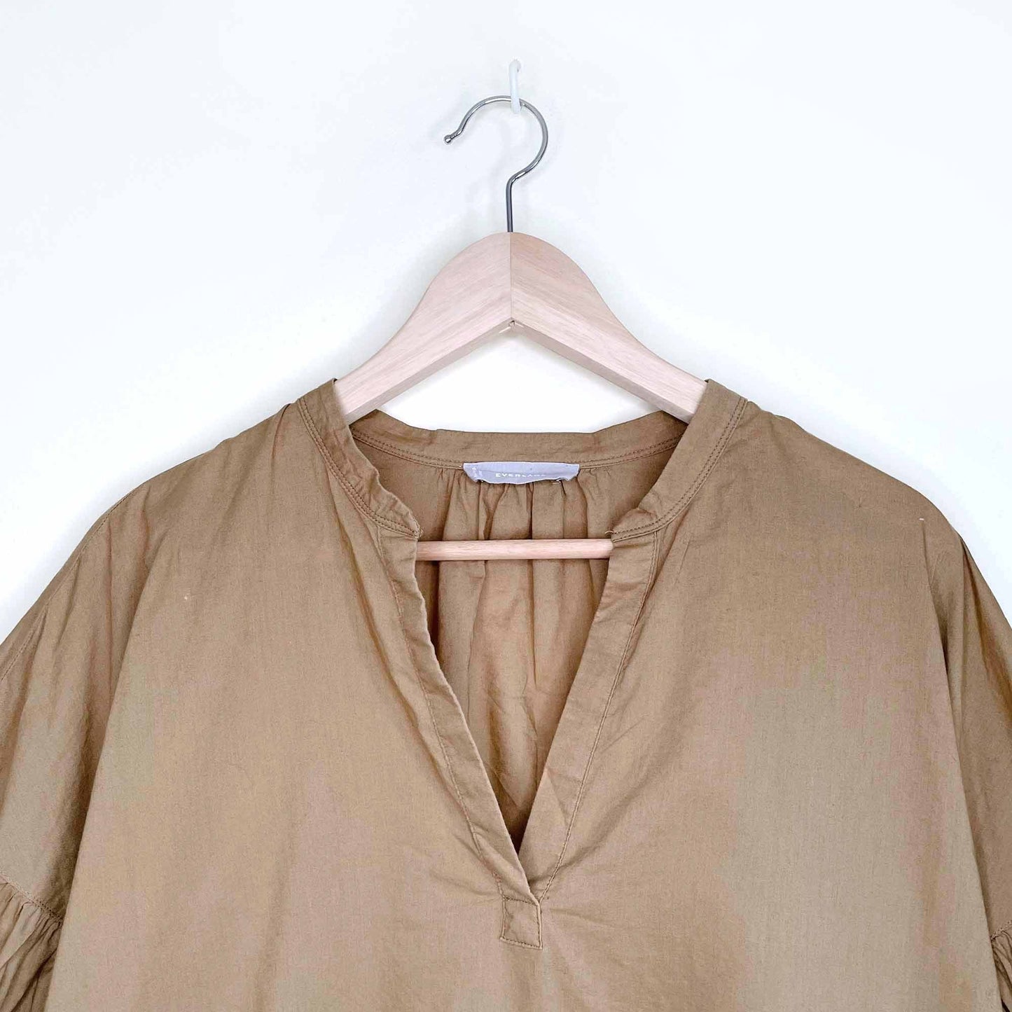 everlane the split-neck puff-sleeve air shirt in hazel - size 14