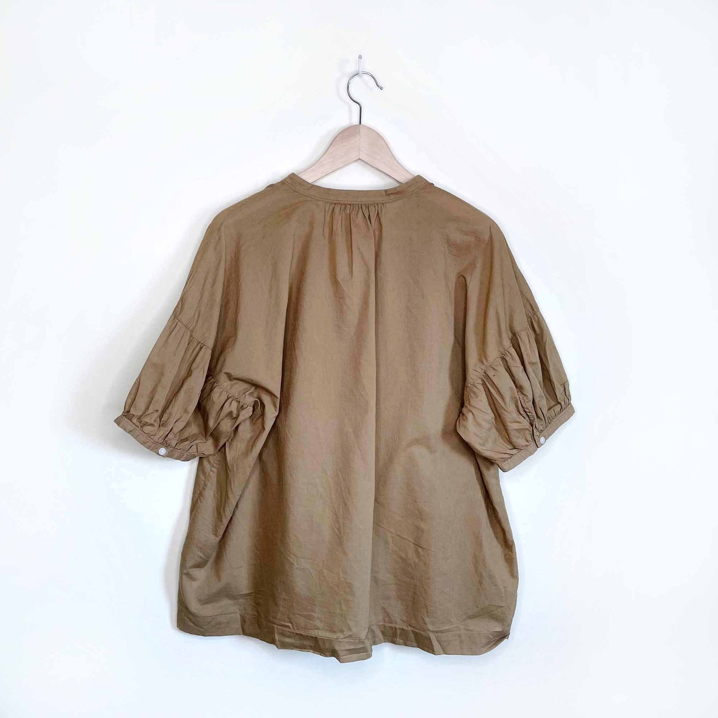 everlane the split-neck puff-sleeve air shirt in hazel - size 14