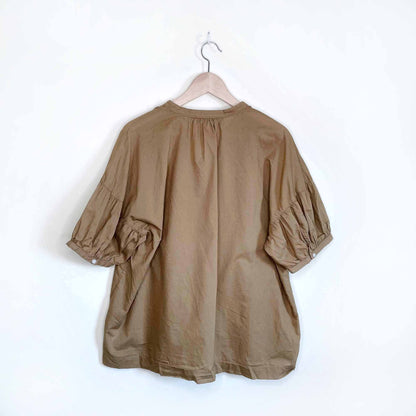 everlane the split-neck puff-sleeve air shirt in hazel - size 14